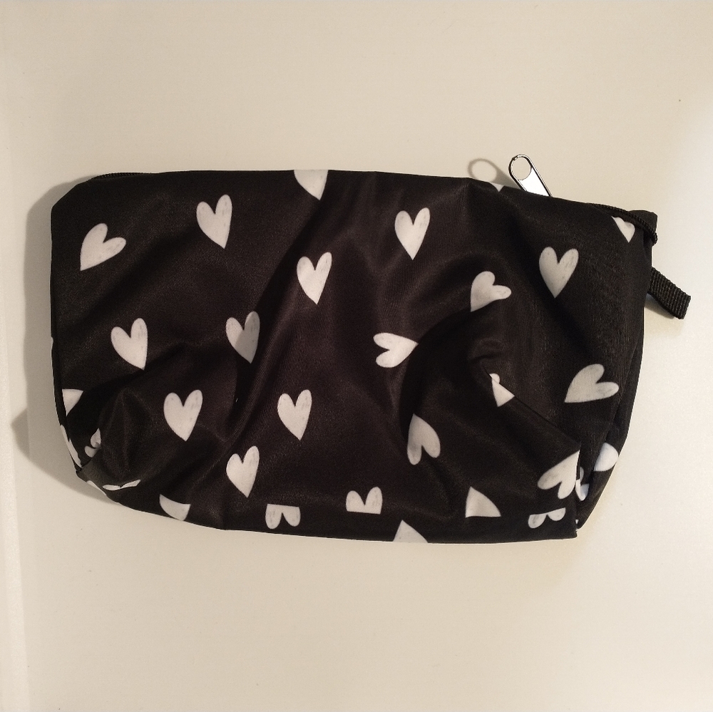 🧁 3/$30 Hearts Makeup Bag Black and White NEW - Picture 4 of 9